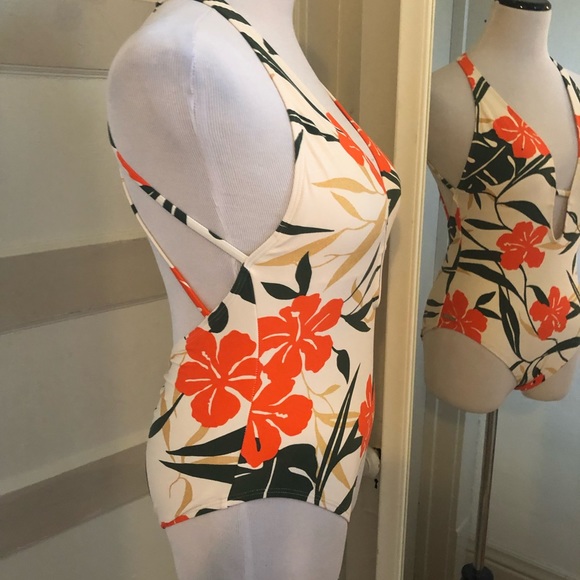 Vince Camuto swimsuit - Picture 3 of 10